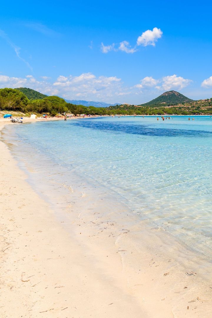 La plage de Santa Giulia près du domaine en Corse-du-Sud