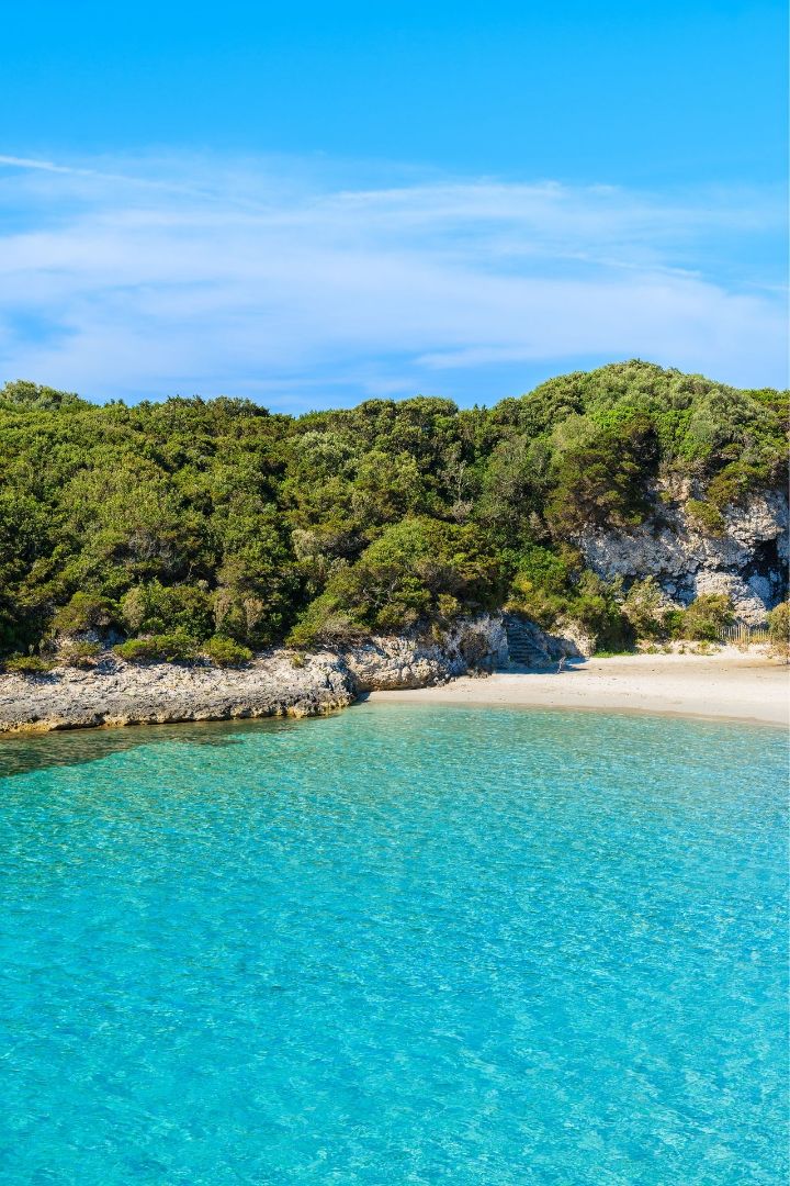 Les plages du Petit et Grand Sperone près du domaine en Corse-du-Sud