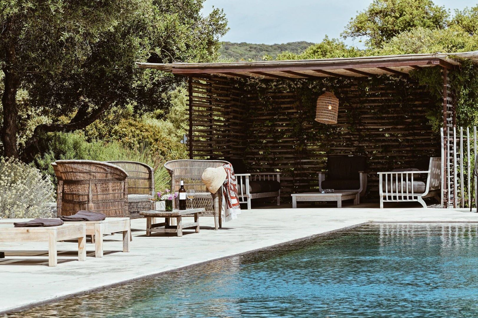 La piscine depuis l'hôtel et une bergerie en Corse